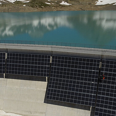 Wasserkraftwerk mit PV-Anlage - Innotech sichert AlpinSolar