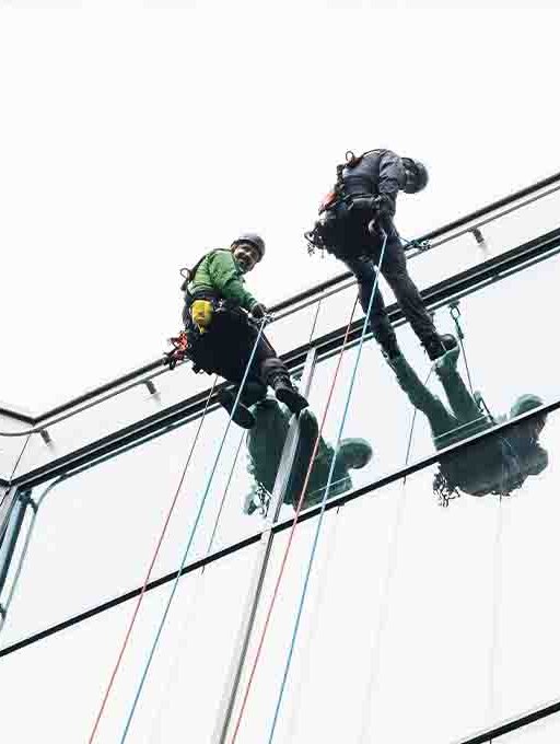 Praxisbeispiel für Individualschutz von zwei Personen an einer Glasfassade mit dem Schienensystem TAURUS